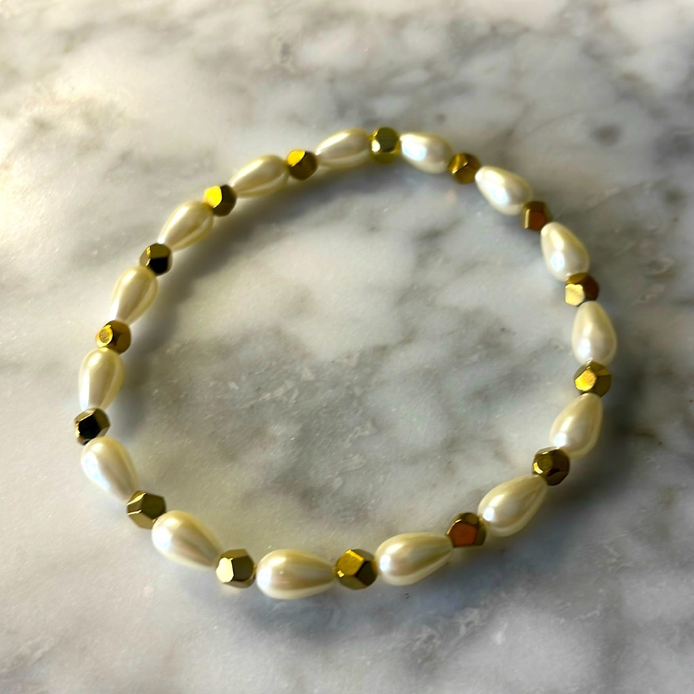 Pearl & hematite bracelet in size 7”
